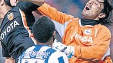 <b>AOUATE SUPERADO. </b>El portero israelí no pudo hacer demasiado en los dos goles que consiguió el Valencia.