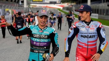 Marc Márquez junto a David Alonso durante una charla en la temporada 2024 de MotoGP.