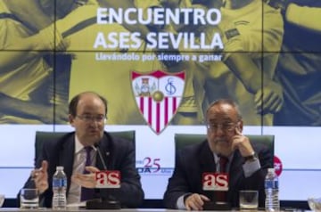 Encuentro con los Ases en el saln de actos de Caja Rural en Sevilla con directivos, jugadores y aficin del conjunto hispalense. 