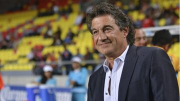 Llegó a los rojinegros precisamente en lugar del 'Profe' Cruz no obstante, en nueve partidos que dirigió a los Zorros solamente sumó dos victorias, un empate y seis derrotas.