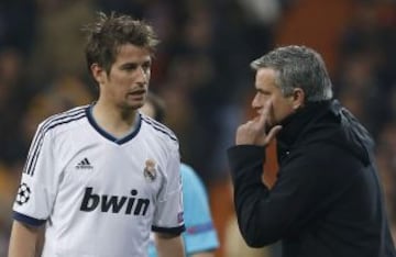 Fabio Coentrao escucha las indicaciones del entrenador Jos&eacute; Mourinho.