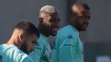 Emerson, junto a Fekir y Sidnei en un entrenamiento.