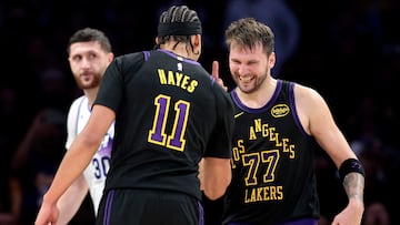 Jaxson Hayes #11 and Luka Doncic, felicitado por Luka Doncic tras una jugada en un partido contra Utah Jazz.