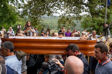 La Fiesta de Santa Marta de Ribarteme es una romería que se celebra cada 29 de julio en la parroquia de San Xosé de Ribarteme, en el municipio de As Neves, provincia de Pontevedra, Galicia. Es conocida por su procesión de ataúdes, donde personas que han tenido experiencias cercanas a la muerte o que buscan agradecimiento por favores recibidos, son llevadas en ataúdes por sus familiares.