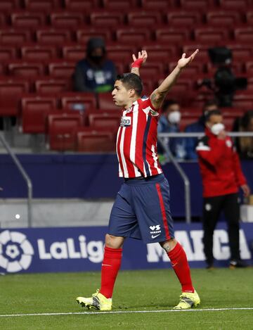 Luis Suárez celebra el 1-0 al Alavés. 