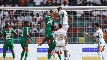 Baghdad Bounedjah remata de cabeza ante defensas de Burkina Faso.