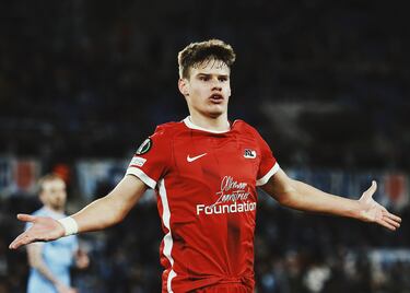 Para muchos, el defensor húngaro es un desconocido pero su temporada es relativamente buena. Ya lleva varios años a gran nivel pese a su juventud. Los grandes ya siguen su evolución y en España se ha hablado del interés del Atlético.