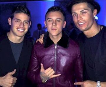 Cristiano Ronaldo y James con el músico Kevin Roldán.