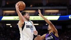 SACRAMENTO, CALIFORNIA - MARCH 26: Luka Doncic #77 of the Dallas Mavericks passes the ball over Keegan Murray #13 of the Sacramento Kings in the second half at Golden 1 Center on March 26, 2024 in Sacramento, California. NOTE TO USER: User expressly acknowledges and agrees that, by downloading and or using this photograph, User is consenting to the terms and conditions of the Getty Images License Agreement.   Ezra Shaw/Getty Images/AFP (Photo by EZRA SHAW / GETTY IMAGES NORTH AMERICA / Getty Images via AFP)