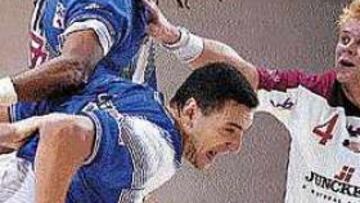 <b>CONTROLADO.</B> Richardson intentó sus penetraciones habituales pero la defensa danesa le controló bien.