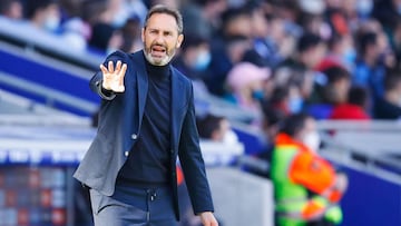 BARCELONA, SPAIN - FEBRUARY 20: Vicente Moreno, coach of RCD Espanyol gestures during the LaLiga Santander match between RCD Espanyol and Sevilla FC at RCDE Stadium on February 20, 2022 in Barcelona, Spain. (Photo by Eric Alonso/Getty Images)