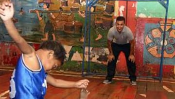 <b>EN CAMBOYA. </b>Cannavaro ha estado de gira por Asia promocionando el fútbol.