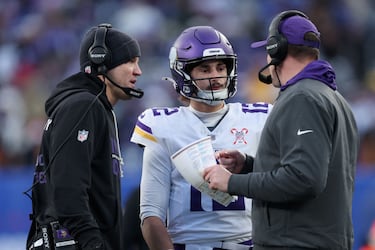 Who is singing the national anthem at the Lions vs Vikings game on Christmas Day?