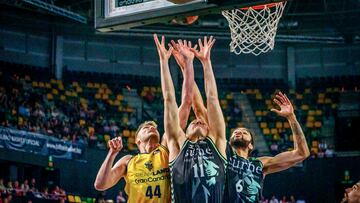 Los jugadores del Surne Bilbao Basket, Thijs de Ridder y Sacha Killeya-Jones disputan un rebote con el p¨ªvot estadounidense del Dreamland Gran Canaria Ben Lammers, durante el partido de la Liga Endesa de baloncesto disputado este s¨¢bado en el Bilbao Arena de la capital vizca¨ªna.