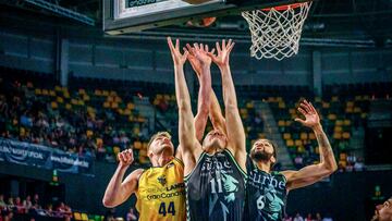 Los jugadores del Surne Bilbao Basket, Thijs de Ridder y Sacha Killeya-Jones disputan un rebote con el pívot estadounidense del Dreamland Gran Canaria Ben Lammers, durante el partido de la Liga Endesa de baloncesto disputado este sábado en el Bilbao Arena de la capital vizcaína.