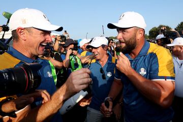 Justin Rose, Rory McIlroy y Jon Rahm del equipo de Europa celebraron la victoria en el green 18. 