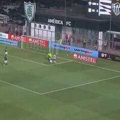 ¡Era más fácil anotar! Edu Vargas se perdió un nuevo gol increíble en Atlético Mineiro