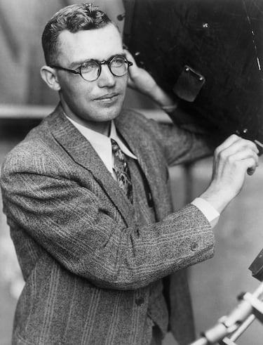 El 18 de febrero de 1930, un joven astrónomo llamado Clyde Tombaugh descubrió el más pequeño de los planetas del sistema solar. El Observatorio Lowell buscaba el 'Planeta X' para explicar irregularidades en las órbitas de Urano y Neptuno y la tarea de Tombaugh era la de tomar pares de fotografías del cielo nocturno con el objetivo de saber si algún objeto había cambiado de posición. El 18 de febrero, descubrió que un objeto sí se había movido en las tomas hechas entre el 23 y el 29 de enero. La noticia del descubrimiento dio la vuelta al mundo. El Observatorio, que tenía derecho a ponerle nombre al nuevo planeta, recibió más de mil sugerencias y se decidió, finalmente, por Plutón. En 2006, Plutón perdió su estatus de planeta, pero este descubrimiento abrió una nueva página en la exploración del sistema solar.