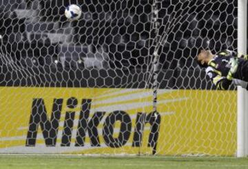 El portero Rahman Ahmadi no puede hacer nada ante el gol de Rodrigo Tabata (fuera de la imagen) en el partido Al-Sadd contra Sepahan.