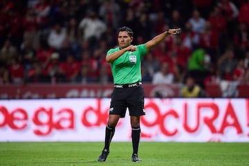 Referee Fernando Guerrero during the 17th round match between Toluca and Cruz Azul as part of the Torneo Clausura 2024 Liga BBVA MX at Nemesio Diez Stadium on April 27, 2024 in Toluca, Estado de Mexico, Mexico.