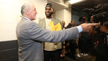 Jeanie Buss presiona a Pat Riley para que entrene a los Lakers... pese a su negativa inicial