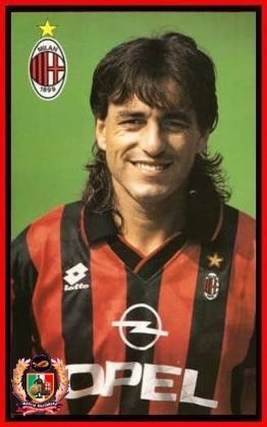 Paulo Futre (28-2-1966) ha sido uno de los mejores extranjeros que han jugado en el Atlético. El portugués fue campeón de la Copa de Europa con el Oporto y Jesús Gil le fichó a bombo y platillo. Fue su gran reclamo para convertirse en presidente del Atlético. Desde 1987 a 1993 jugó 215 partidos de rojiblanco y anotó 52 goles. En seis temporadas y media ganó dos Copas (una ante el Real Madrid, en el Bernabéu, en su mejor noche como jugador del Atlético). Su relación con Luis Aragonés pasó por momentos muy buenos y otros complicados. Tras su estancia en el Atlético jugó en el Benfica, Marsella, Reggiana hasta que en 1995 fichó por el Milan. En ese ejercicio 1995-96, el conjunto milanista ganó el scudetto. Pero Futre apenas participó. Jugó solamente un partido. El gran nivel lo había cosechado en el Atlético, al que volvió en la campaña 1997-98, donde disputó diez partidos ligueros. Los que le vieron en directo aún recuerdan sus galopadas en el Vicente Calderón. Un jugador inolvidable.