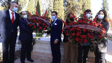 Castro y del Nido Carrasco, ante la tumba de Sánchez-Pizjuán.