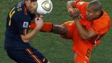 <b>DURA ENTRADA. </b>De Jong realizó una brutal falta a Xabi Alonso.