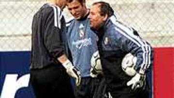 Manuel Amieiro, con Iker Casillas y Carlos Sánchez en un entrenamiento del Madrid.