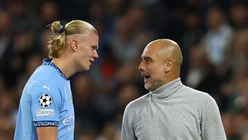 Soccer Football - Champions League - Manchester City v Sparta Prague - Etihad Stadium, Manchester, Britain - October 23, 2024 Manchester City's Erling Haaland with Manchester City manager Pep Guardiola after being substituted REUTERS/Molly Darlington