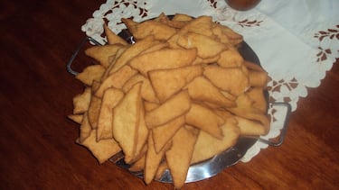 Son muy similares a los pestiños. Su forma es irregular y su textura crujiente y están elaborados con una masa fina y crujiente de harina y huevo y, después de fritos, cubiertos por miel o azúcar. 