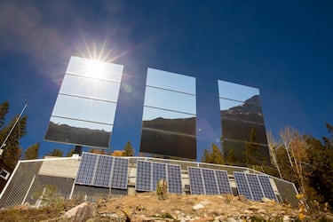 El lugar con menos horas de luz solar del mundo: se iluminan con espejos