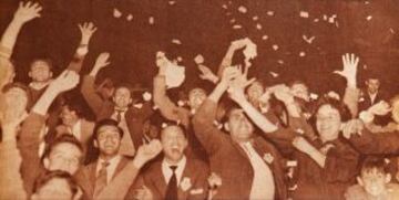 La euforia de la hinchada universitaria tras vencer a Colo Colo en la final de 1959.