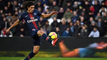 (FILES) In this file photo taken on February 9, 2019 Paris Saint-Germain&#039;s Uruguayan forward Edinson Cavani controls the ball during the French L1 football match between Paris Saint-Germain and FC Girondins de Bordeaux at the Parc des Princes stadium