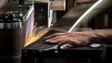 Un hombre trabajando un esquí en el taller de Husta Skis en Salardú, Val d'Aran, Lleida, España.