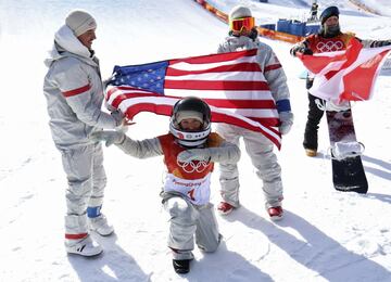 Celebraci¨®n de Jamie Anderson tras ganar el oro en Slopestyle de Snowboard.