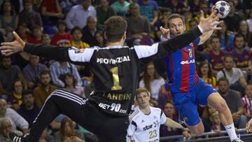 V&iacute;ctor Tom&aacute;s lanza ante Niklas Landin durante el partido de cuartos de final de la Liga de Campeones de balonmano entre el Barcelona Lassa y el THW Kiel.