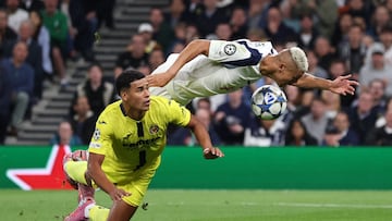 Soccer Football - UEFA Champions League - Tottenham Hotspur v Villarreal - Tottenham Hotspur Stadium, London, Britain - September 16, 2025 Tottenham Hotspur's Richarlison in action with Villarreal's Santiago Mourino REUTERS/David Klein