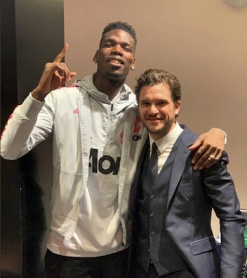 El actor que en la serie interpreta a Jon Nieve es aficionado al Manchester United. 
En la imagen posa junto al jugador del Manchester United, Paul Pogba.