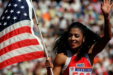 Florence Griffith murió en 1998, con sólo 38 años mientras dormía. Al parecer, una malformación congénita vascular pudo ser la causa. También se relacionó su trágico final y su temprana retirada del atletismo, tras los Juegos de Seúl 1988, con el dopaje... pero nunca se pudo probar. Fue allí, en Seúl, donde Griffith, nacida en una familia humilde de Los Ángeles y forjada en UCLA con Bob Kersee, ganó los oros en 100 (con récord mundial de 10,49), los 200, el 4x100 y una plata en 4x400. En los 200 batió por dos veces el tope mundial. Sus 21,34 todavía sobreviven. Como también la plusmarca del hectómetro. Y la imagen de sus largas uñas y su popularidad en EE UU, donde las niñas jugaban con la muñeca Flo-Jo.
