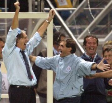 El seleccionador paraguayo Cesare Maldini celebra la victoria ante Eslovenia por 3-1 durante la fase de grupos del Mundial de 2002. 