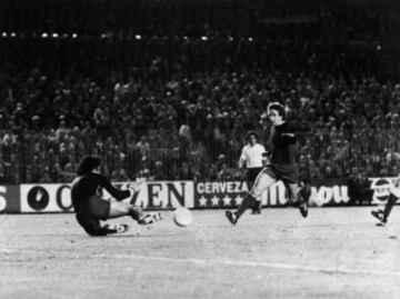 Copa del Rey 1977-1978. (19/04/78). Estadio Santiago Bernabéu. Barcelona-Las Palmas. Los azulgranas ganan 3-1. Los goleadores, Rexach en dos ocasiones, Brindisi y Asensi. Es la primera Copa con extranjeros y también hubo cambio en el color de las tarjetas, del blanco paso al amarillo. Esteban.