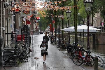 El célebre distrito de Ámsterdam se abre al torneo con sus 'coffee shops' y sus escaparates de sexo. De Wallen es el barrio de Ámsterdam por antonomasia. El morbo de lo prohibido hace de sus callejuelas un lugar de mucho interés para los turistas.