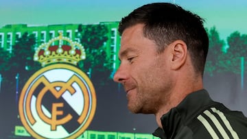 MADRID, 31/10/2025.- El técnico del Real Madrid, Xabi Alonso, llega a la rueda de prensa que ha ofrecido este viernes en Valdebebas. El equipo blanco se enfrenta mañana, sábado, al Valencia CF en la jornada 11de la LALIGA EA Sports en el estadio Santiago Bernabéu. EFE/ Javier Lizon
