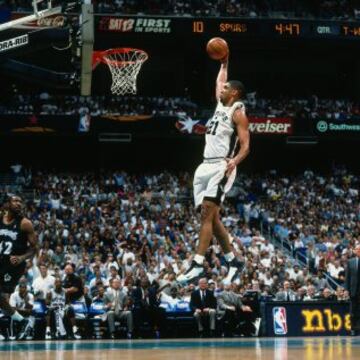 En 1999 Tim Duncan #21 de los San Antonio Spurs anota un fantástico punto.