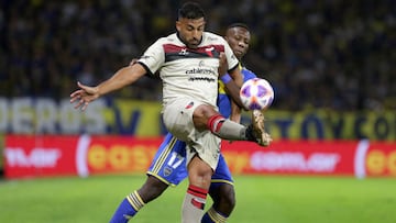 BUENOS AIRES, ARGENTINA - APRIL 09: Ramon Abila of Colon competes for the ball with Luis Advincula of Boca Juniors during a Liga Profesional 2023 match between Boca Juniors and Colon at Estadio Alberto J. Armando on April 9, 2023 in Buenos Aires, Argentina. (Photo by Daniel Jayo/Getty Images)