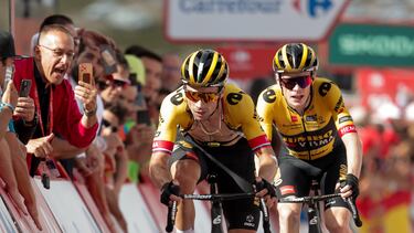 Roglic y Kuss llegan juntos a meta en el Pico del Buitre.