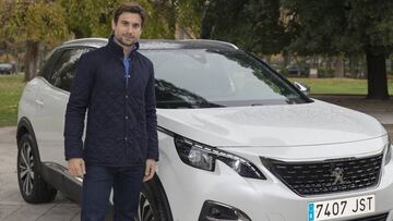 David Ferrer, junto a un Peugeot 3008.