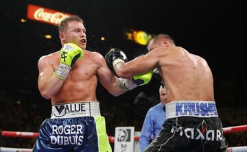 El boxeador mexicano se coronó como campeón Mundial WBO de semipesado tras derrotar en 11 asaltos al boxeador ruso en Las Vegas, Estados Unidos.