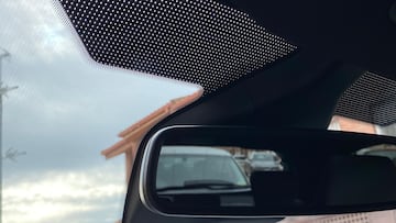 ¿Para qué sirven los puntos negros de la luna del coche? El motivo por el que se usa la ‘frit band‘